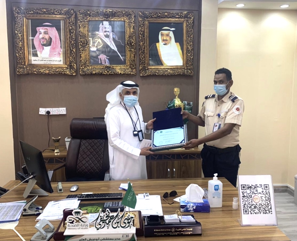 مدير مستشفى أبو عريش يكرم حارس أمن نظير أمانته