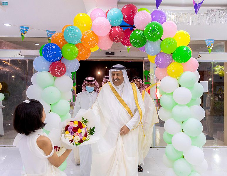 سمو أمير الباحة يعايد المرضى المنومين في مستشفى العقيق العام