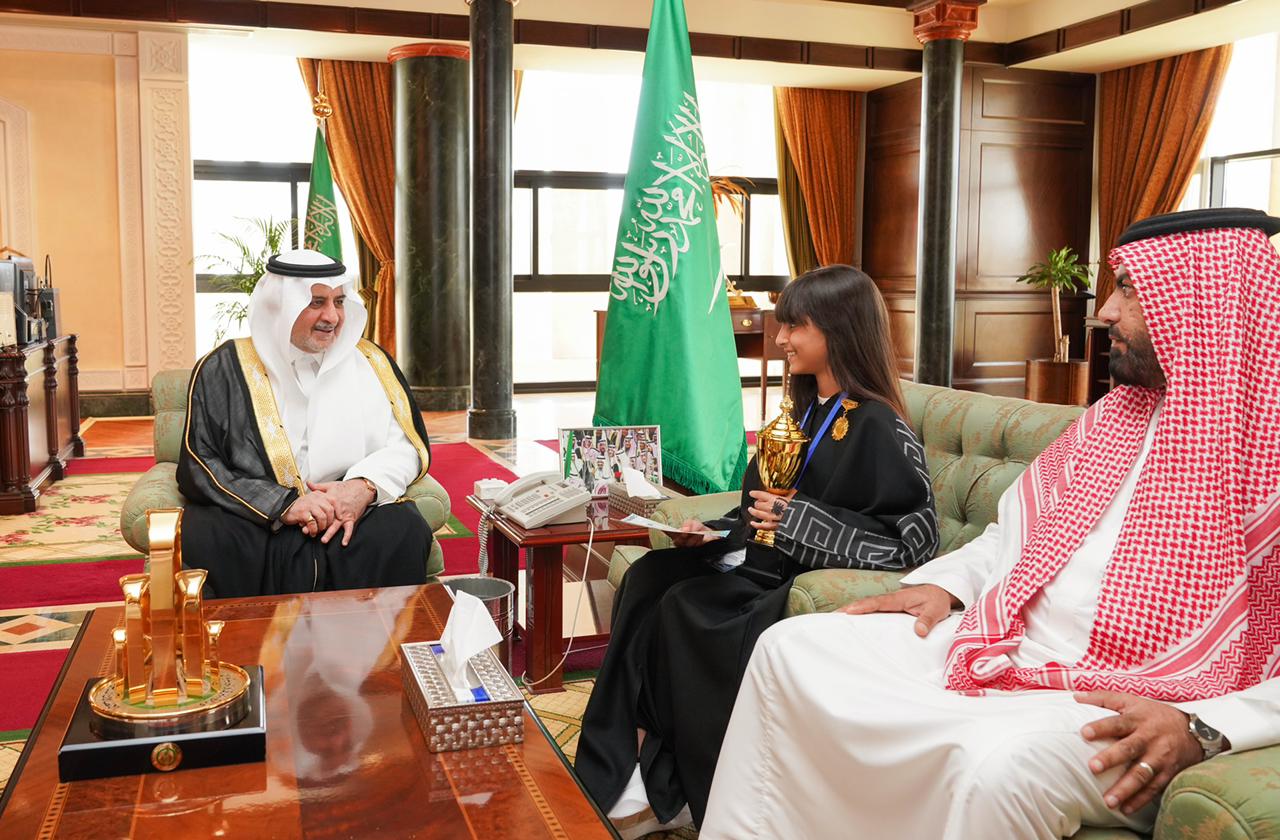 أمير تبوك يكرم الطالبة " إعتزاز  النفيعي " الفائزة بالمركز الثاني عالمياً في مسابقة الحساب الذهني