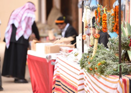 أهالي جازان يُقبلون على شراء العطور والبخور ودهن العود استعداداً لعيد الفطر المبارك