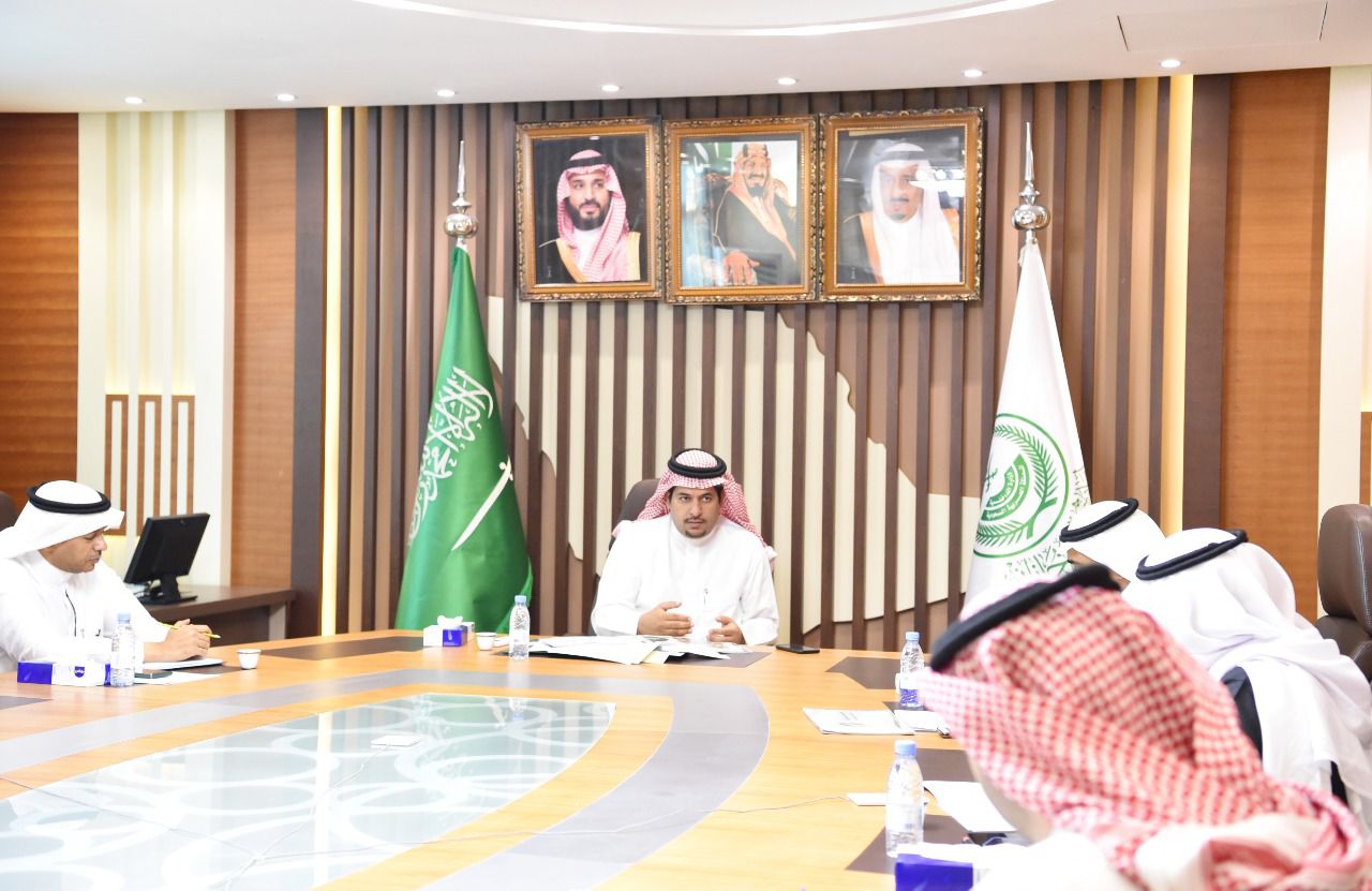 بتوجيهات سمو أمير جـــازان وبمتابعة سمو نائبه وكيل إمارة المنطقه يجتمع بمسؤولي الجمعيات الأهلية والتعاونية بالمنطقة