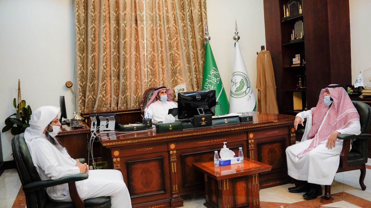 *"سعادة محافظ القريات يستقبل مجلس إدارة جمعية أسرتنا بمناسبة تشكيل مجلس الإدارة الجديد للجمعية*"