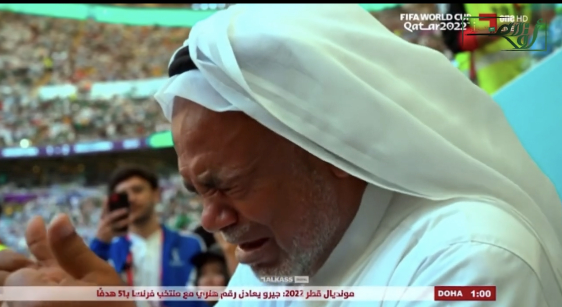 شاهد مشجع سعودي يبكي بحرقه فرحاً بفوز المنتخب الوطني على الأرجنتين وماذا قال عنه الإعلامي خالد جاسم
