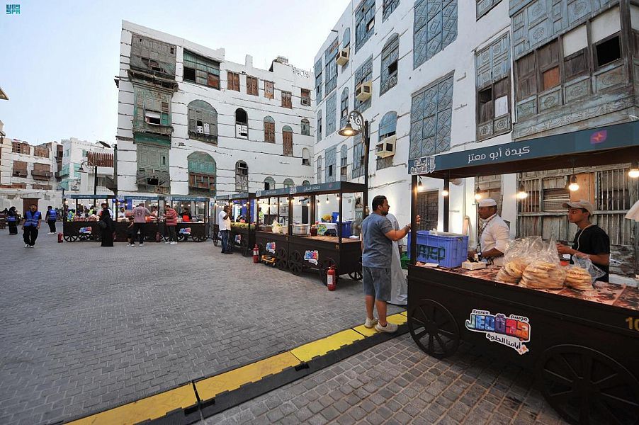 الأكلات الشعبية تستهوي زوار جدة التاريخية بعبق الماضي الجميل