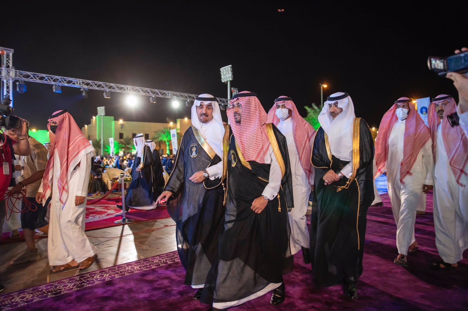 سمو نائب أمير منطقة حائل يرعى حفل تخريج 6693 خريجاً وخريجة في جامعة حائل