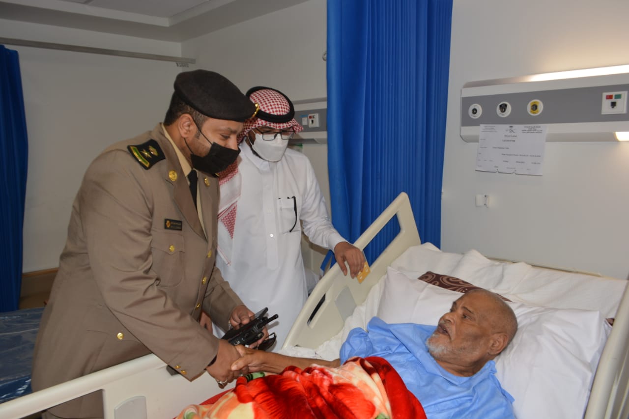 مديرا مستشفى صامطة العام وشرطة المحافظة يعايدان المرضى