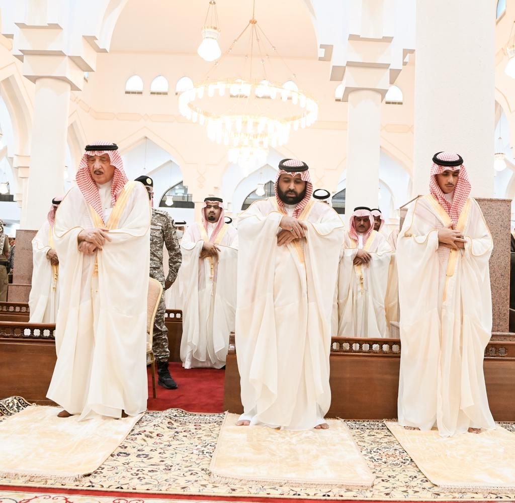 سمو أمير منطقة جـــازان وسمو نائبه يؤديان صلاة عيد الفطر المبارك