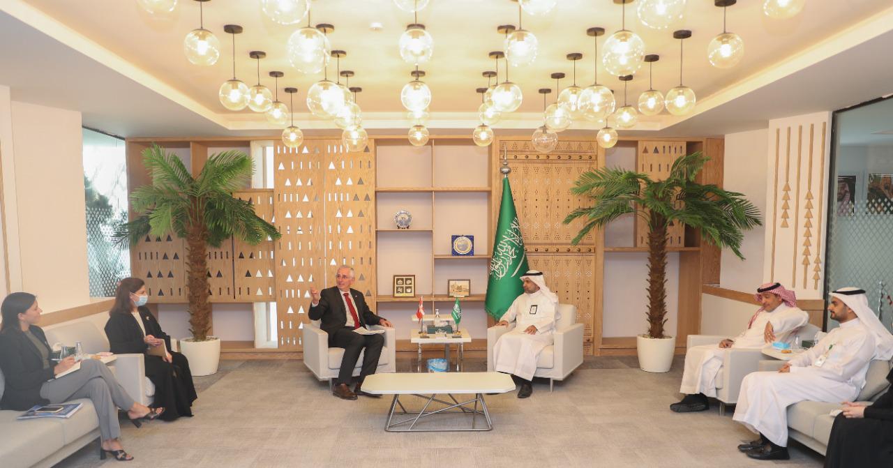 وزير الصحة يلتقي سفير مملكة الدنمارك لدى المملكة