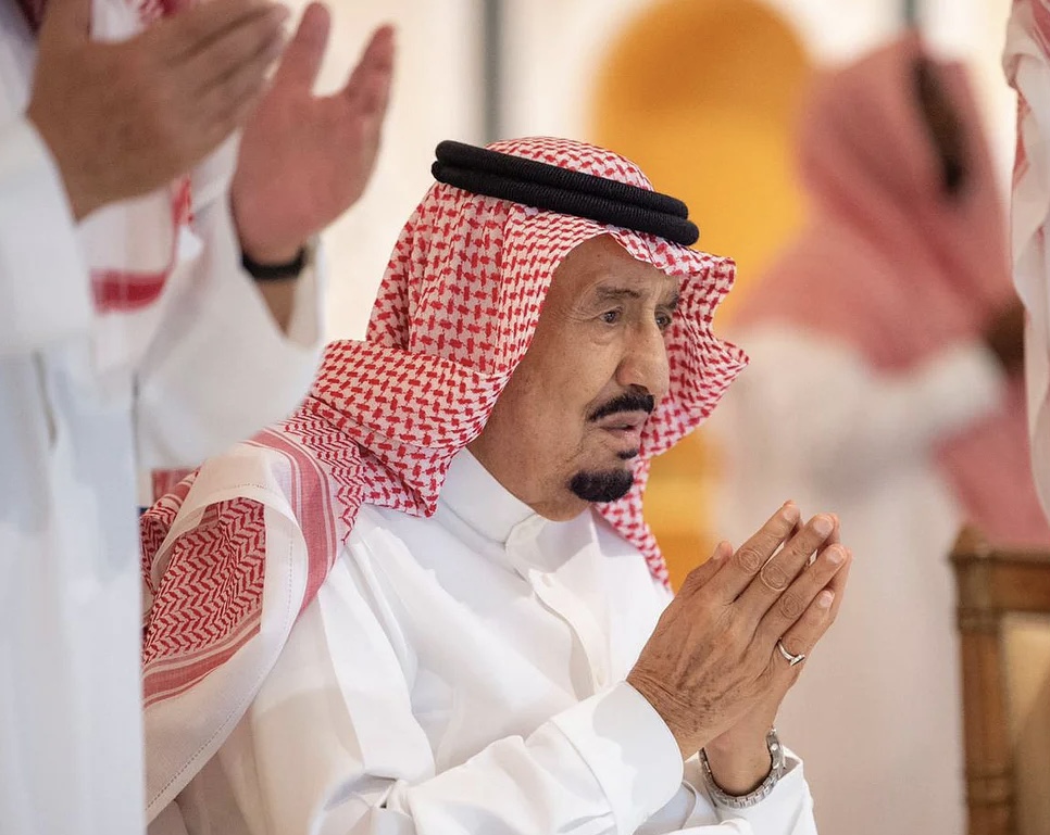 الملك يؤدي صلاة التراويح في مكة المكرمة ويشهد ختم القرآن ليلة 29 من شهر رمضان