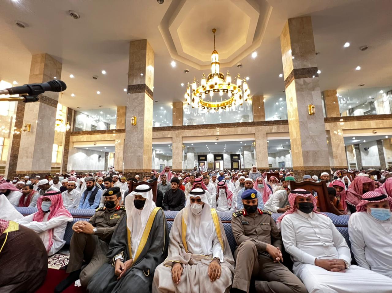 بالصور محافظ العيدابي الاستاذ سفر بن سعد الشهراني يؤدي صلاة العيد ويستقبل المهنئين بالعيد ويعايد المرضى المنومين بمستشفى