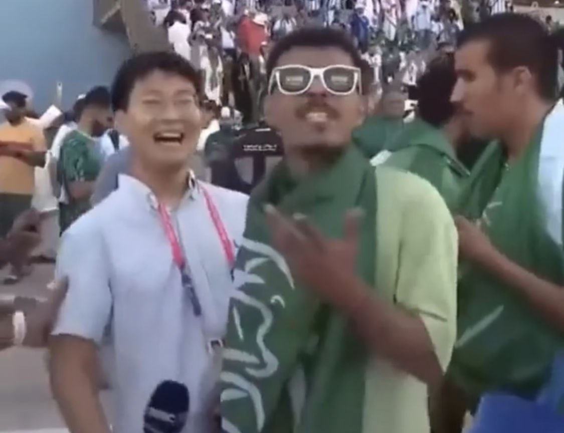 شاهد مشجع سعودي يقاطع مراسل القناة الكورية باحثاً عن اللاعب ميسي