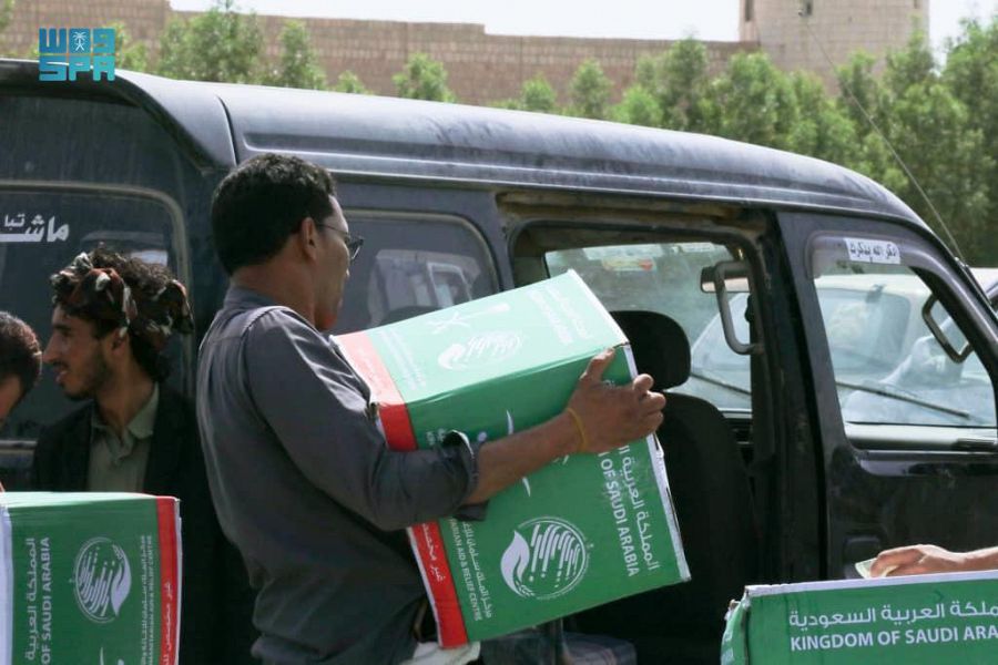 مركز الملك سلمان للإغاثة يوزع 1,874 سلة غذائية في مدينة مأرب بمحافظة مأرب