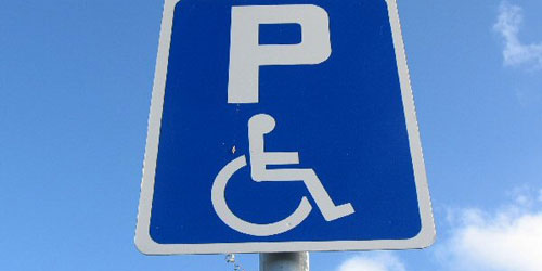 "المرور" يعلن عن بدأ تنفيذ حملة ضبط المركبات المتوقفة بالأماكن المخصصة لذوي الإعاقة