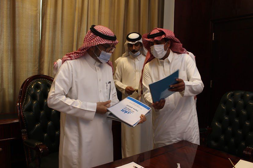 محافظ القريات يلتقي رئيس واعضاء جمعية الغد للتوحد بمحافظة القريات