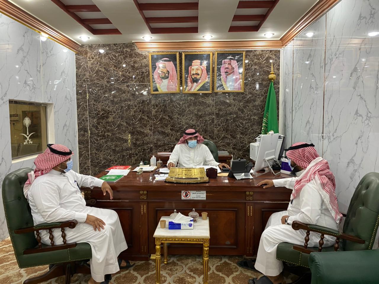 محافظ العيدابي يستقبل مدير مكتب خدمات المشتركين بكهرباء فيفاء المهندس عبد الله بن محمد صديق.