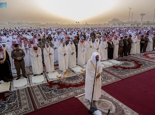 جموع المصلين تؤدي صلاة عيد الفطر في مناطق المملكة