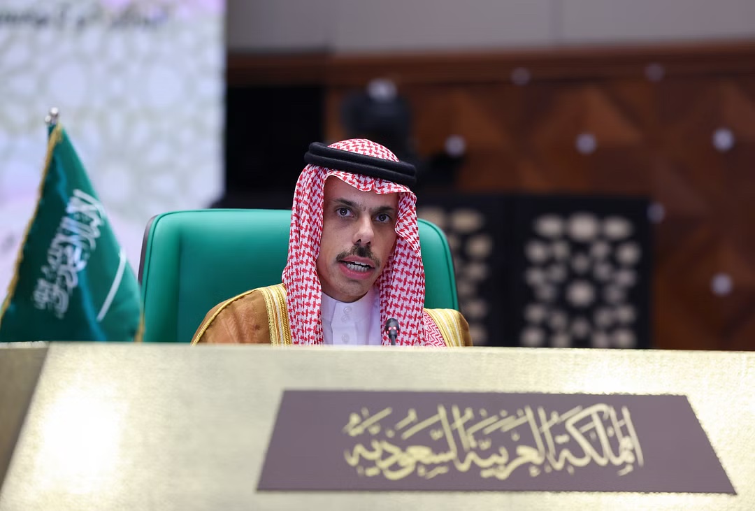 خادم الحرمين: نؤكد على اعتزازنا بقيمنا.. ولن نسمح للآخرين بفرض قيمهم علينا