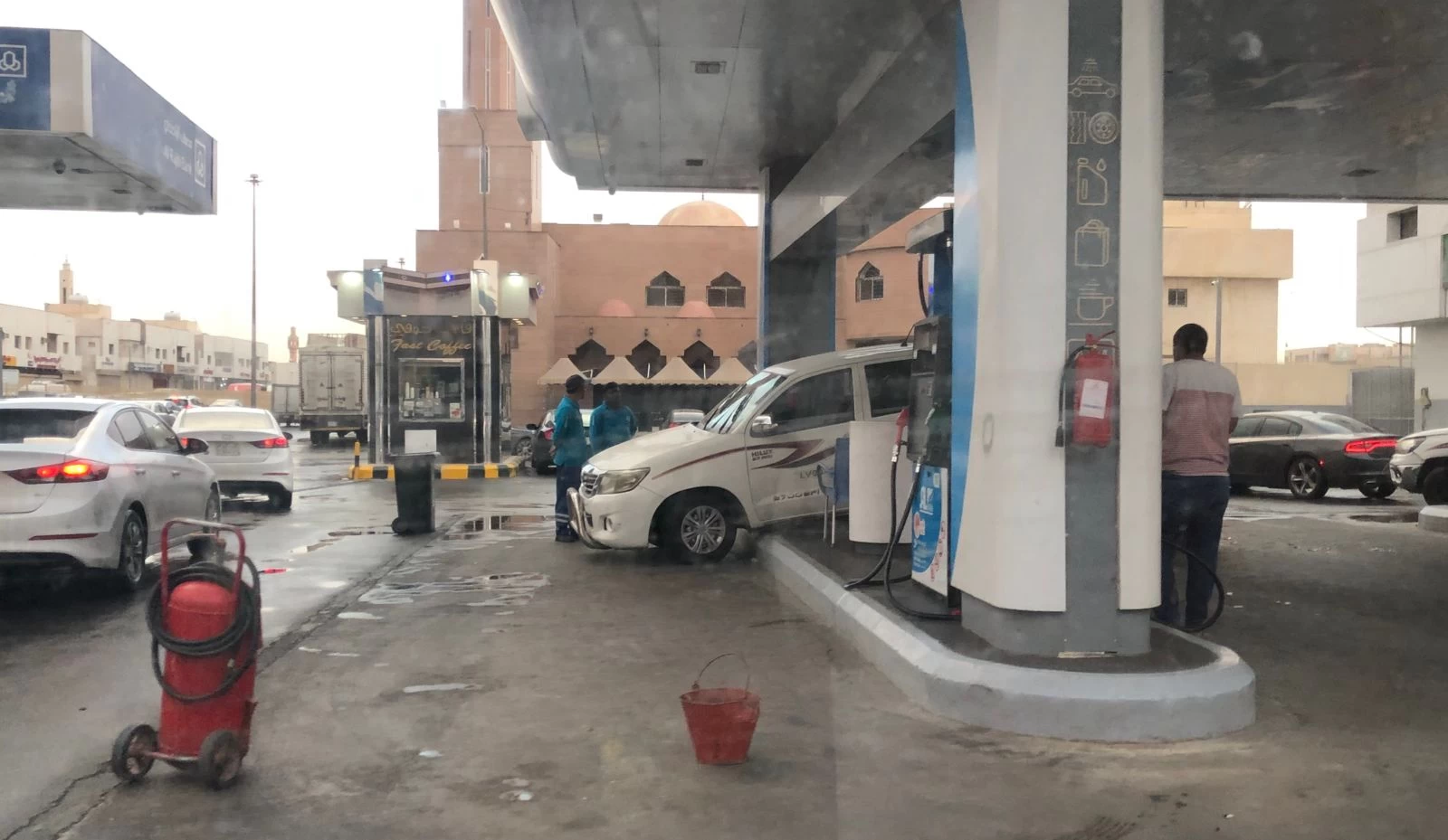 سيارة تنحرف وتقتحم محطة وقود  جنوب العاصمة