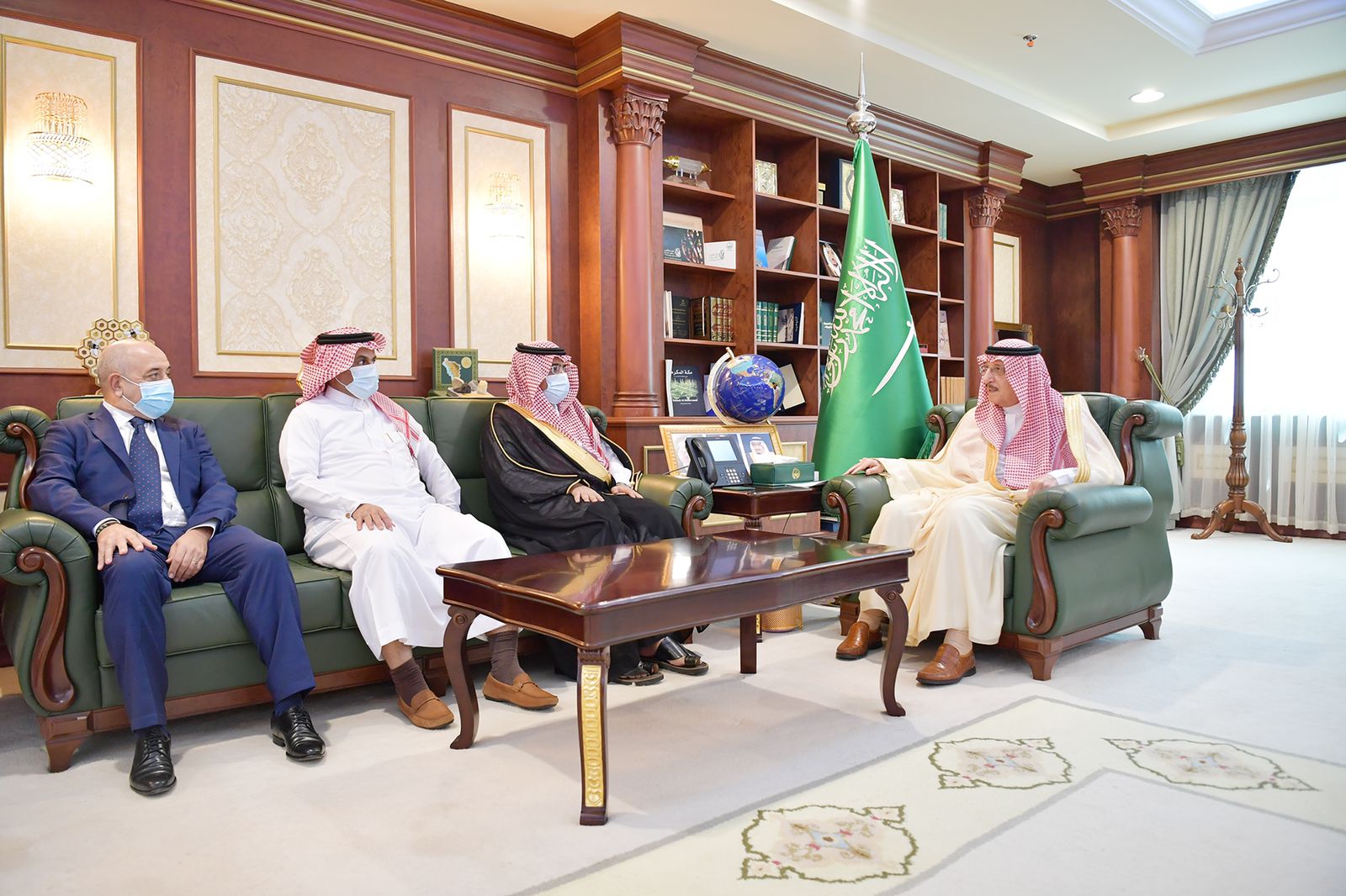 سمو أمير منطقة جازان ‬⁩يطلع على أهداف إنشاء مركز الخدمات التسويقية للمنتجات الزراعية بمنطقة ⁧جازان‬⁩