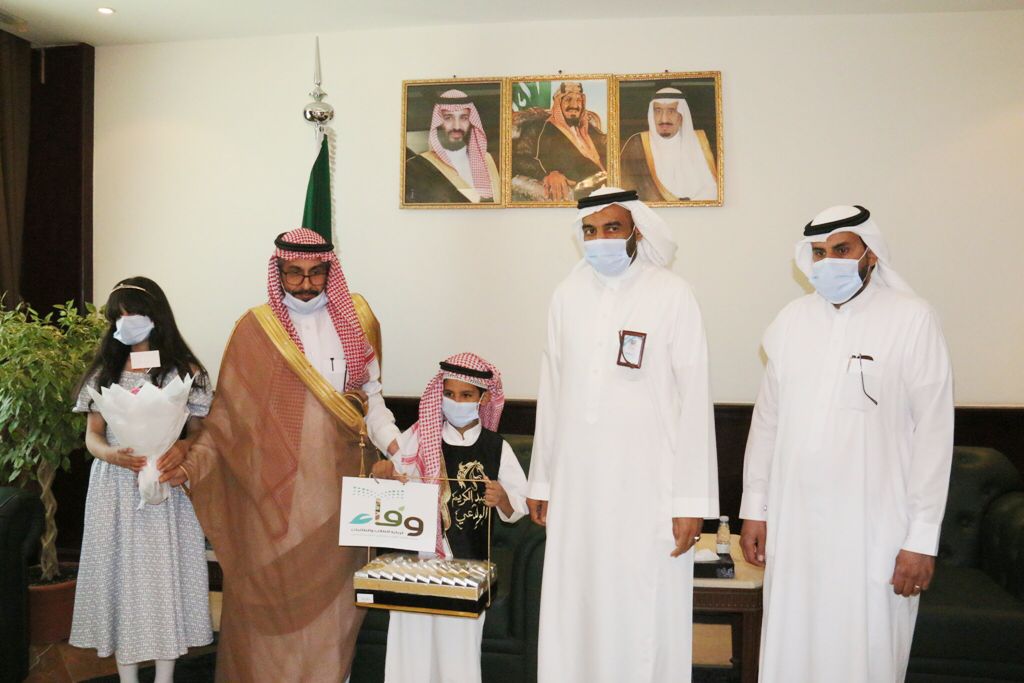 محافظ القريات  يستقبل مدير  التعليم  وعدد من أبناء الشهداء لتهنئة بعيد الفطر المبارك