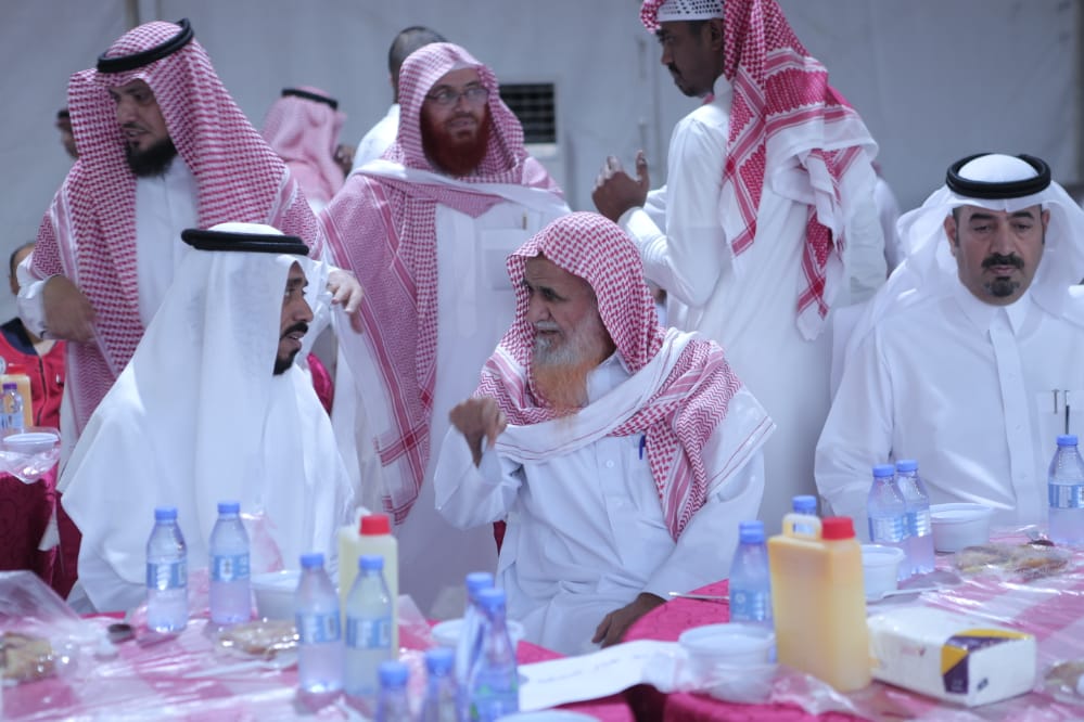 محافظ بيش  يشارك الصائمين إفطارهم بجمعية الدعوة ببيش