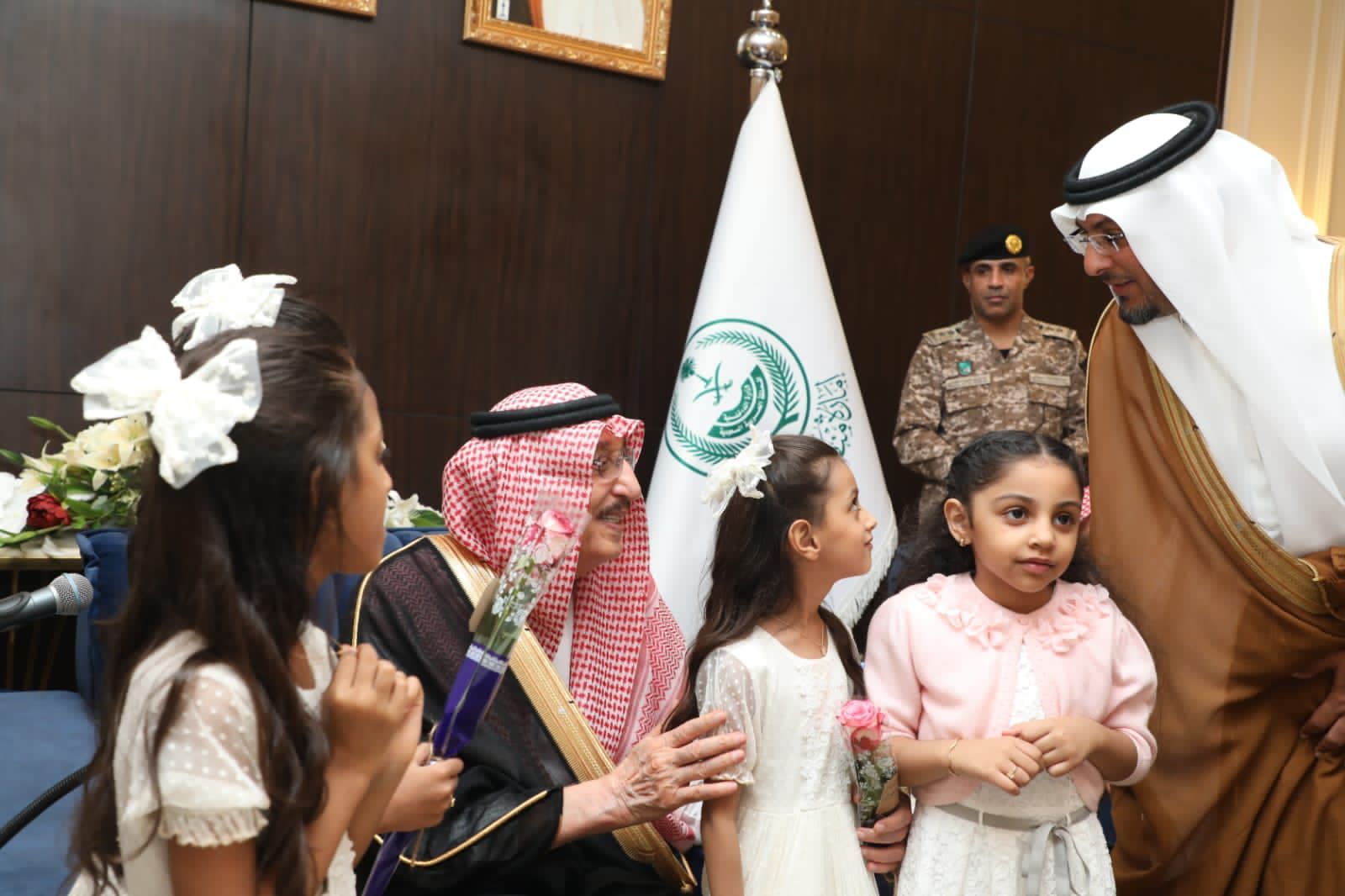 سمو أمير منطقة جازان يستقبل المحافظين والمشائخ وجموعًا من الأهالي المهنئين بعيد الفطر المبارك ويشرف الحفل الخطابي