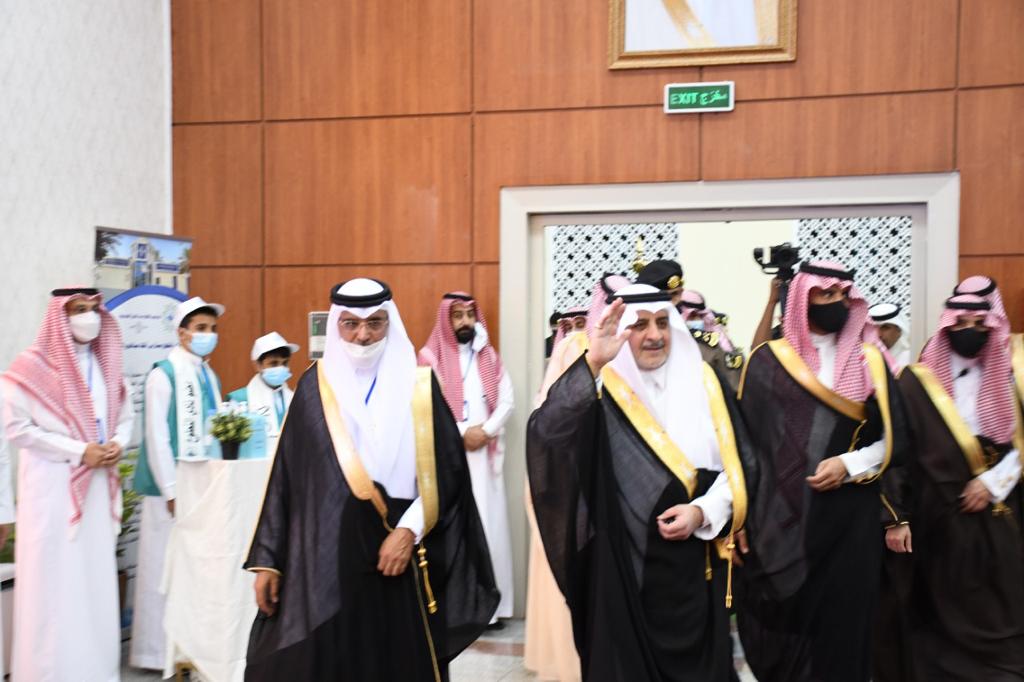 سمو أمير تبوك يرعى حفل تكريم الدفعة 28 لخريجي مدارس الملك عبدالعزيز النموذجية