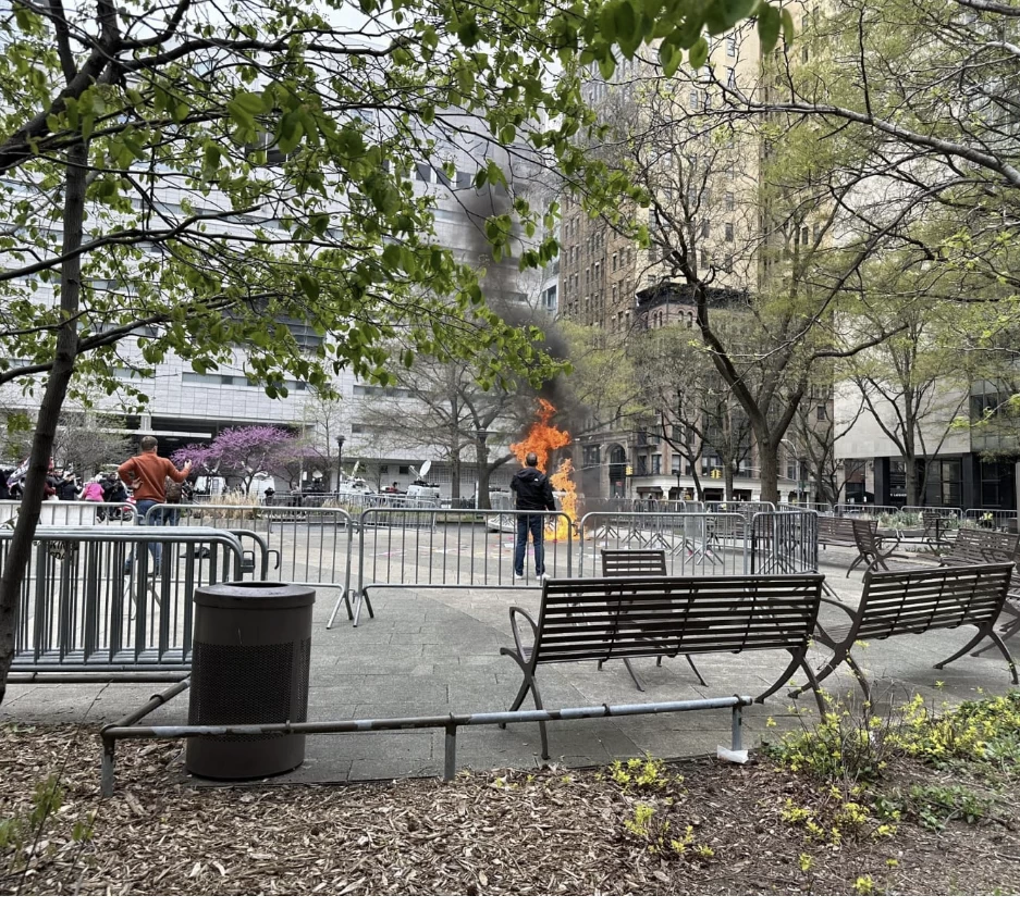 شخص يضرم النار في نفسه أمام محكمة مانهاتن التي يمثل أمامها الرئيس السابق ترامب