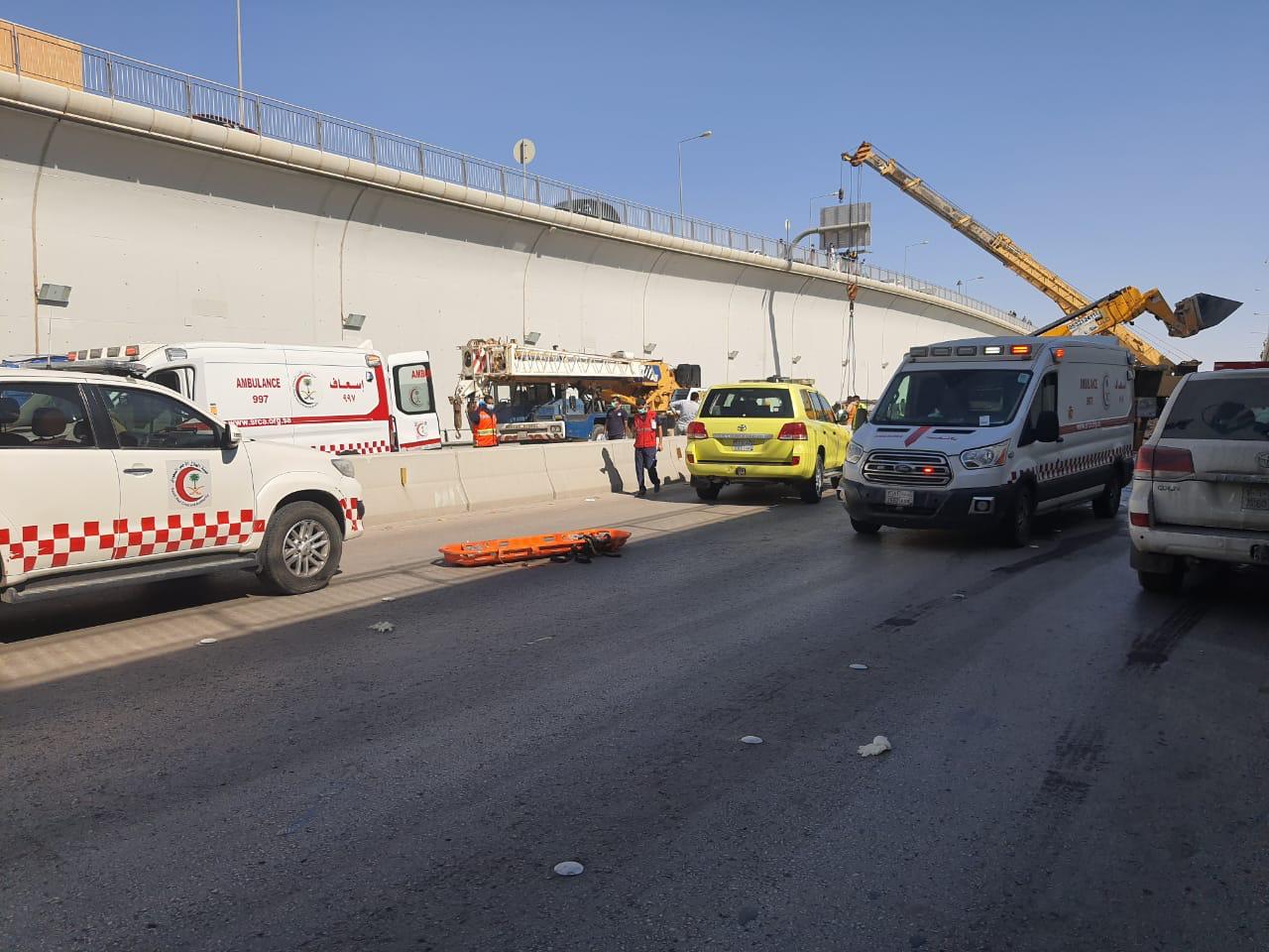 الهلال الأحمر يباشر حادث سقوط شاحنة بثلاث فرق إسعافية 