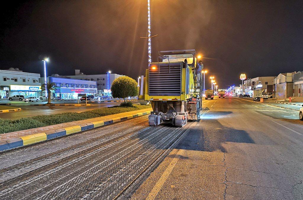 بلدية النعيرية تواصل أعمال صيانة شارع الملك عبد العزيز ضمن مشروع صيانة الطرق والشوارع بالمحافظة