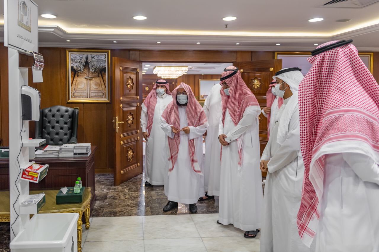 الرئيس العام يدشن منصات التطهير والتعقيم بمبنى الرئاسة ومرافقها