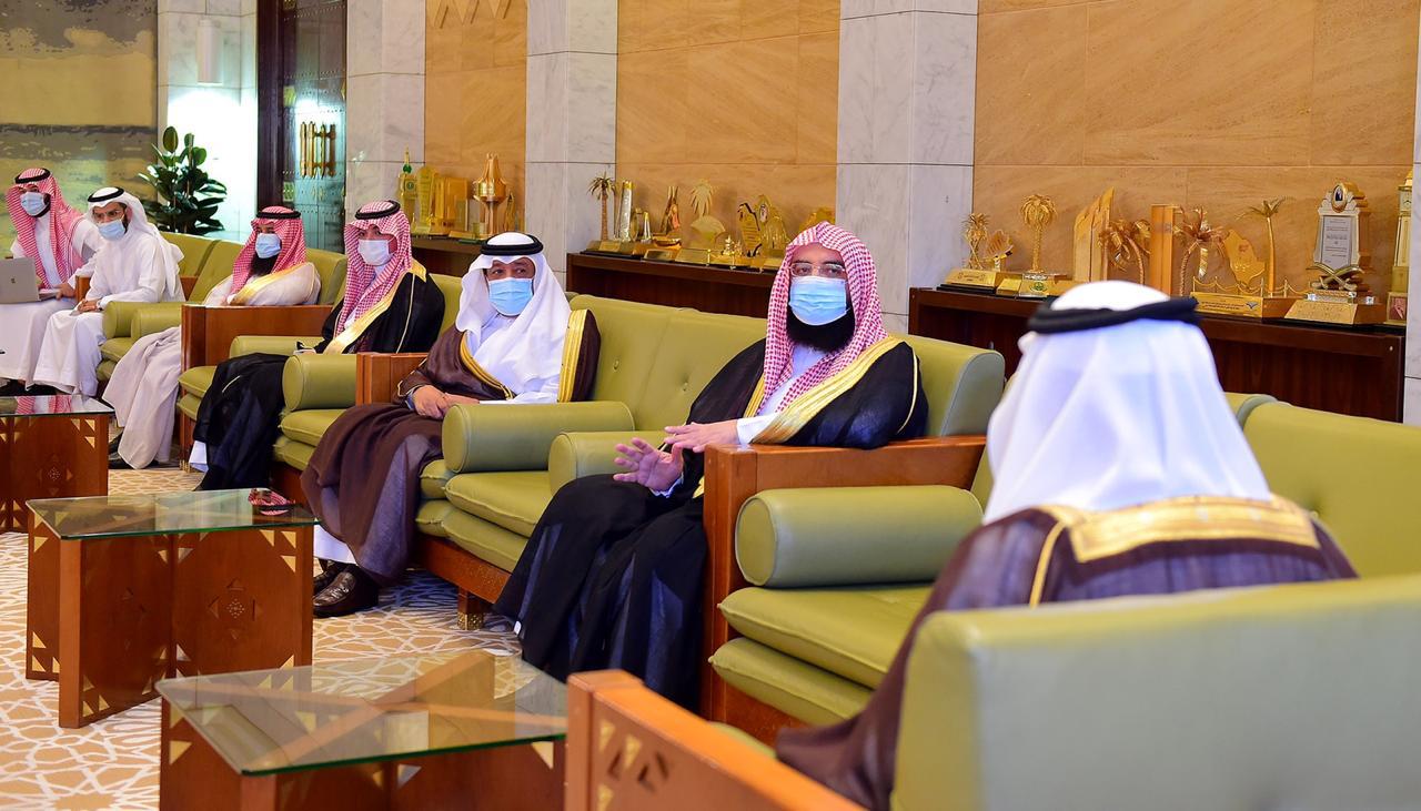 سمو الأمير فيصل بن بندر يستقبل أمين عام جمعية البر الأهلية بالرياض