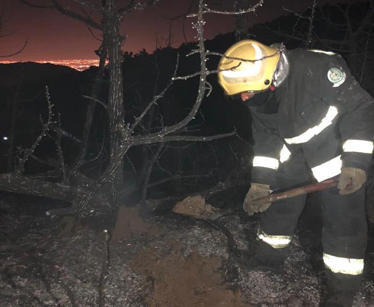 "مدني عسير": نعمل على فتح الطرق للوصول إلى الأماكن الوعرة لمكافحة حريق السودة (صور)