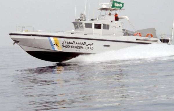 حرس الحدود بالمدينة ينقذ مواطنين تعطّل قاربُهما في عرض البحر