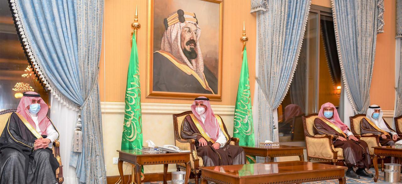 أمير تبوك يستقبل المواطنين في اللقاء الأسبوعي