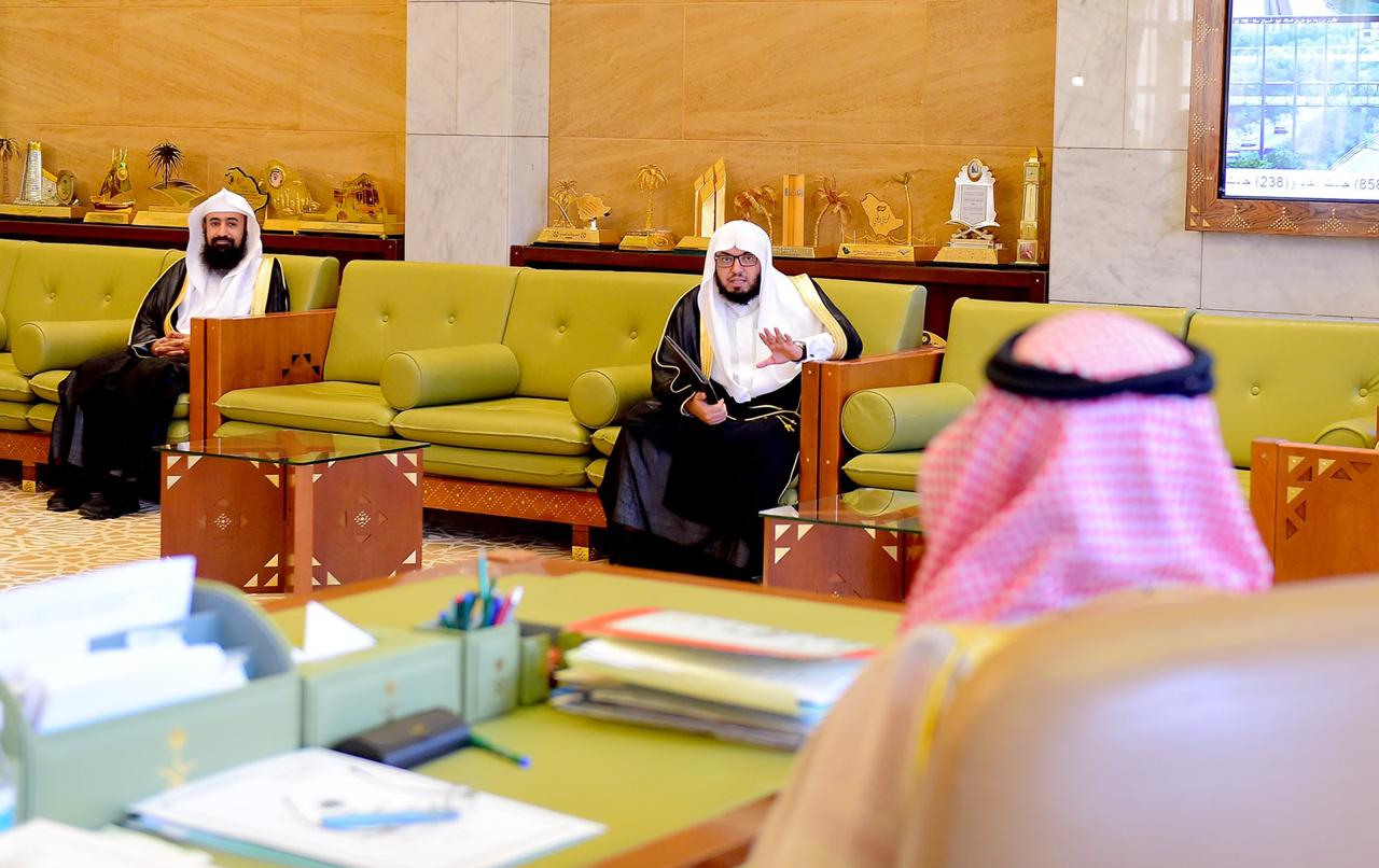 سمو أمير الرياض يستقبل مدير عام فرع وزارة الشؤون الإسلامية بالمنطقة