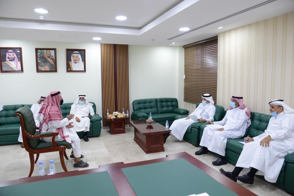على هامش تدشينه عددًا من المشروعات التنموية بجازان وزير النقل يلتقي المواطنين ويتلمس احتياجاتهم