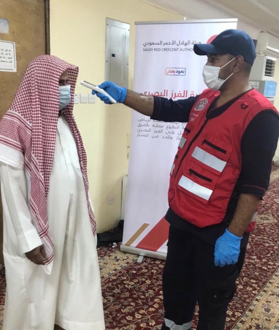 متطوعي الهلال الأحمر بالرياض يواصلون عطائهم بتطبيق  الإحترازات الوقائية