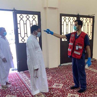 متطوعو الهلال الأحمر يشاركون في فرز المصليين بأكثر من 850 مسجدا في مناطق المملكة