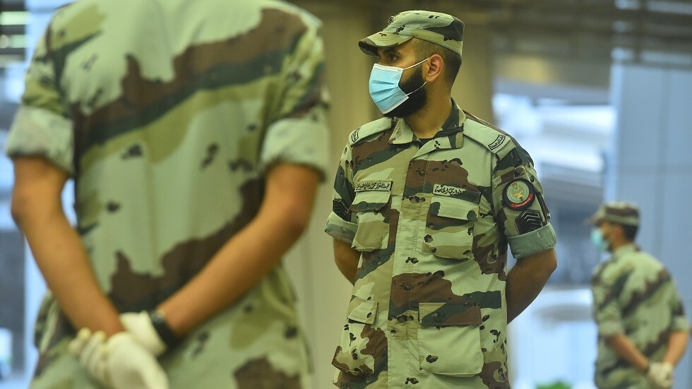 السجن 64 عاماً ومصادرة 700 ألف ريال لعصابة سرقة صراف حي الجزيرة