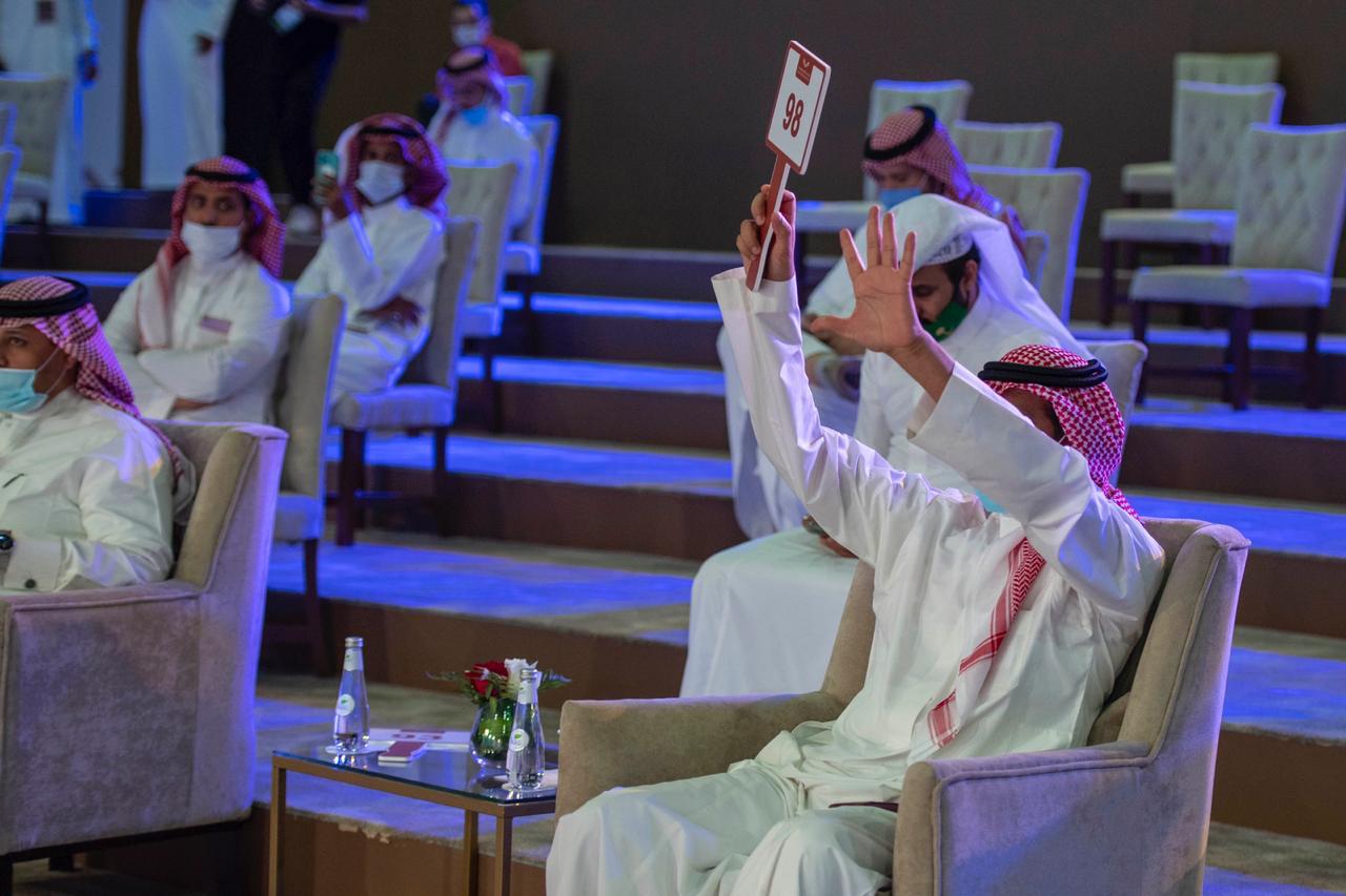 أكثر من 300 ألف ريال حصيلة اليوم الأول لمزاد نادي الصقور السعودي