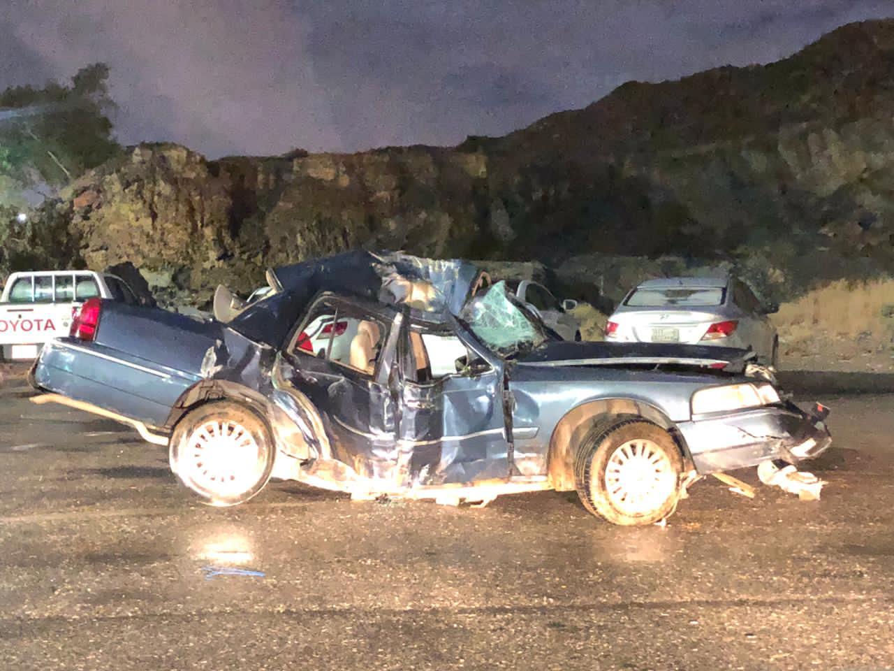 هلال الباحة يباشر حادث إرتطام مركبة بعمود إنارة بطريق الأطاولة