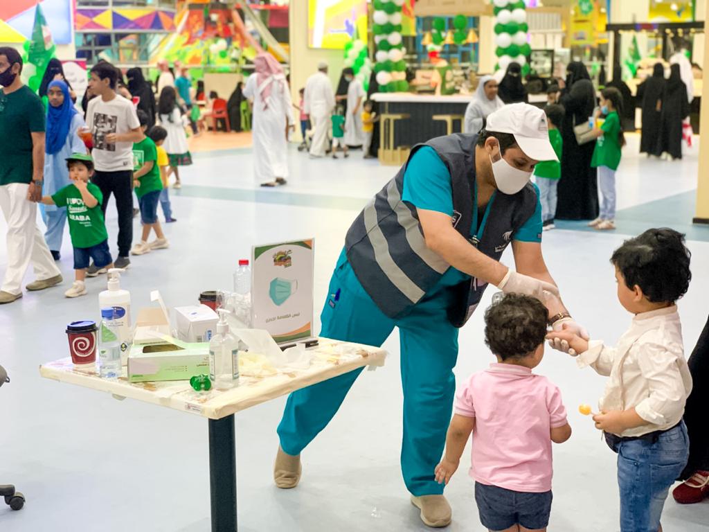 التطوع الصحي بصحة حفر الباطن يشارك الأهالي باليوم الوطني الـ90 وفق الإجراءات الاحترازية