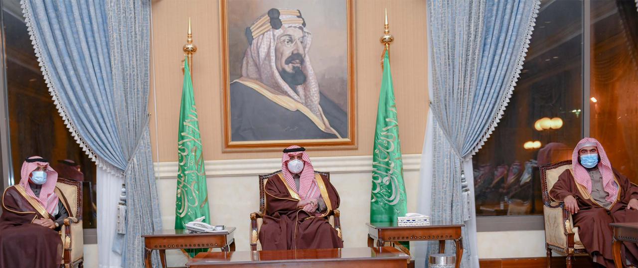 أمير تبوك يستقبل المواطنين في اللقاء الأسبوعي