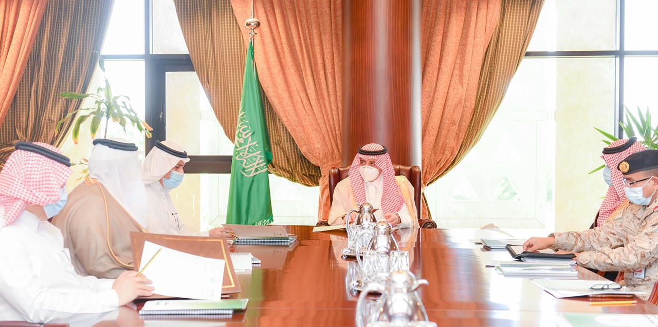 أمير منطقة تبوك يرأس اجتماع لجنة السلامة المرورية