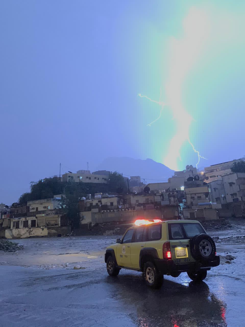  الدفاع المدني يهيب بالجميع توخي الحذر لاحتمالية هطول أمطار رعدية على بعض مناطق المملكة