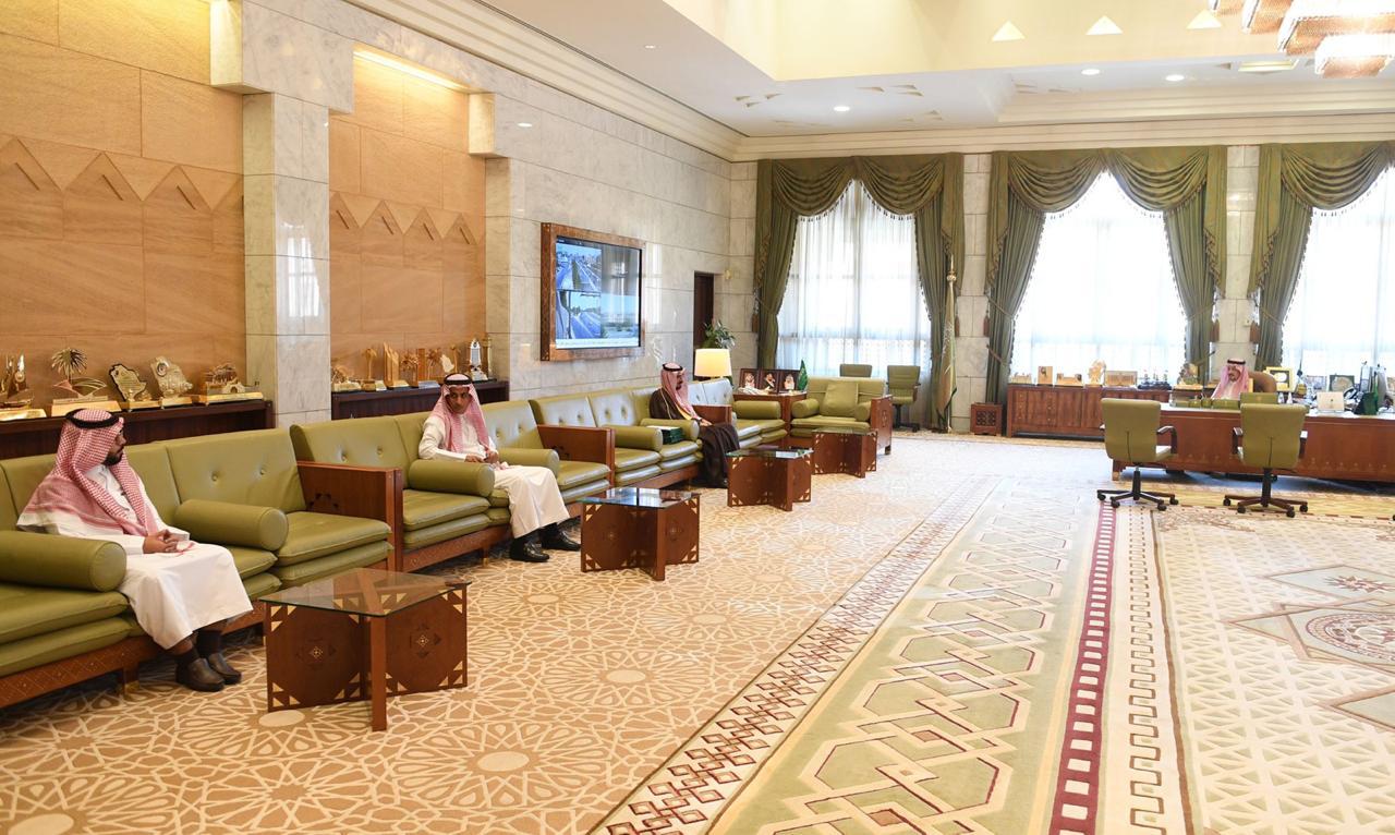 أمير منطقة الرياض في مكتب يستقبل رئيس جامعة شقراء الدكتور عوض بن خزيم الأسمري.