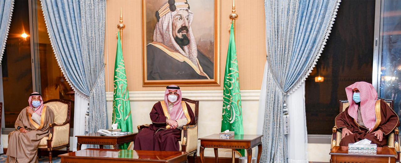 أمير تبوك يستقبل المواطنين في اللقاء الأسبوعي