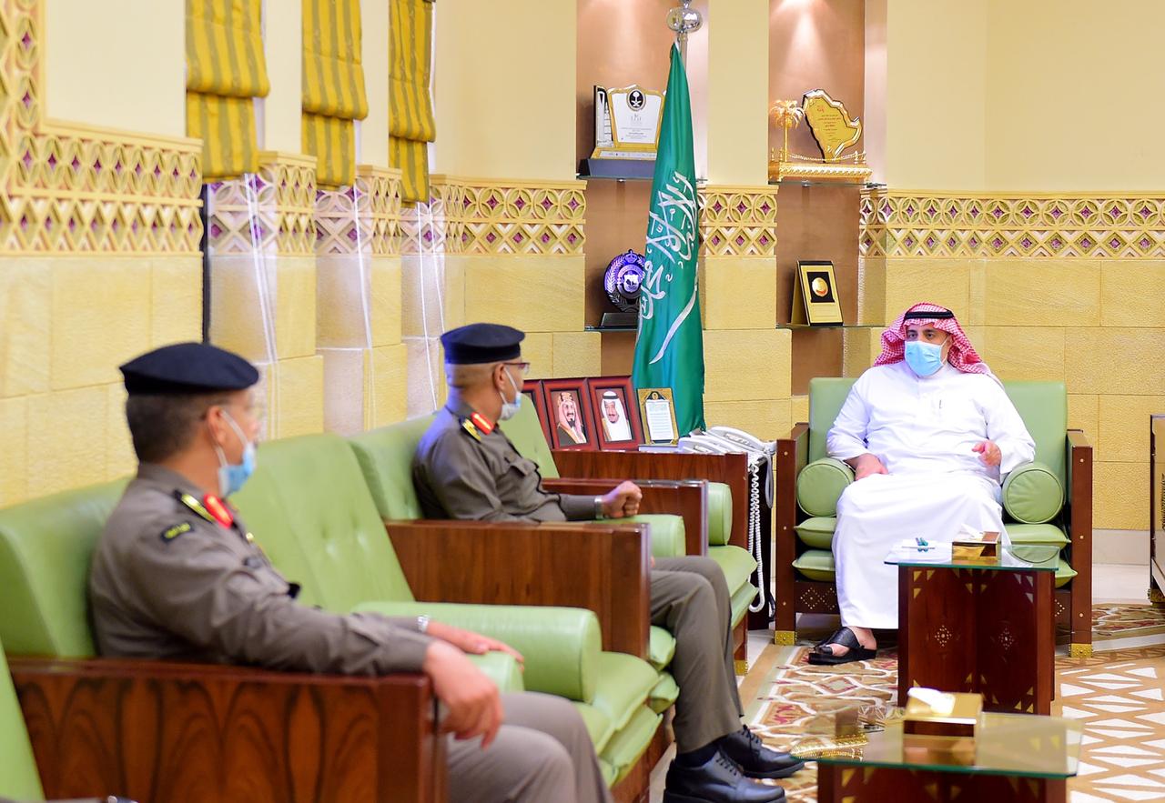 وكيل إمارة الرياض يستقبل عدداً من الضباط