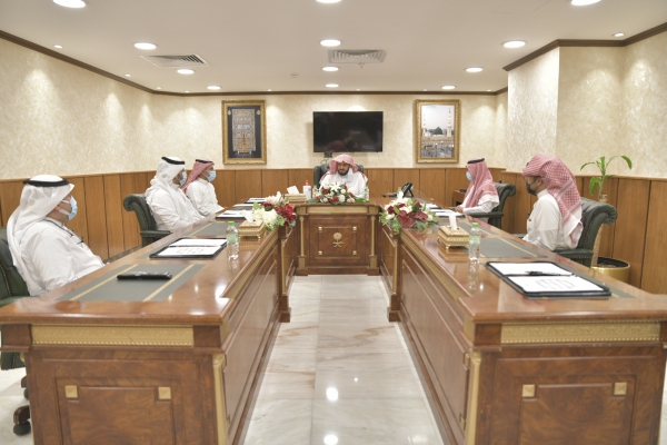 وكيل الرئيس العام للشؤون المالية والإدارية يجتمع مع عدد من الإدارات لمناقشة وتفعيل خطة الرئاسة المستقبلية للمبادرات التح
